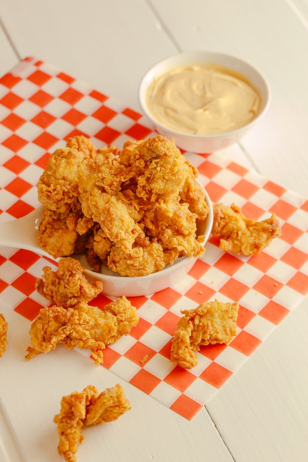 Porção de frango frito crocante em tigela branca