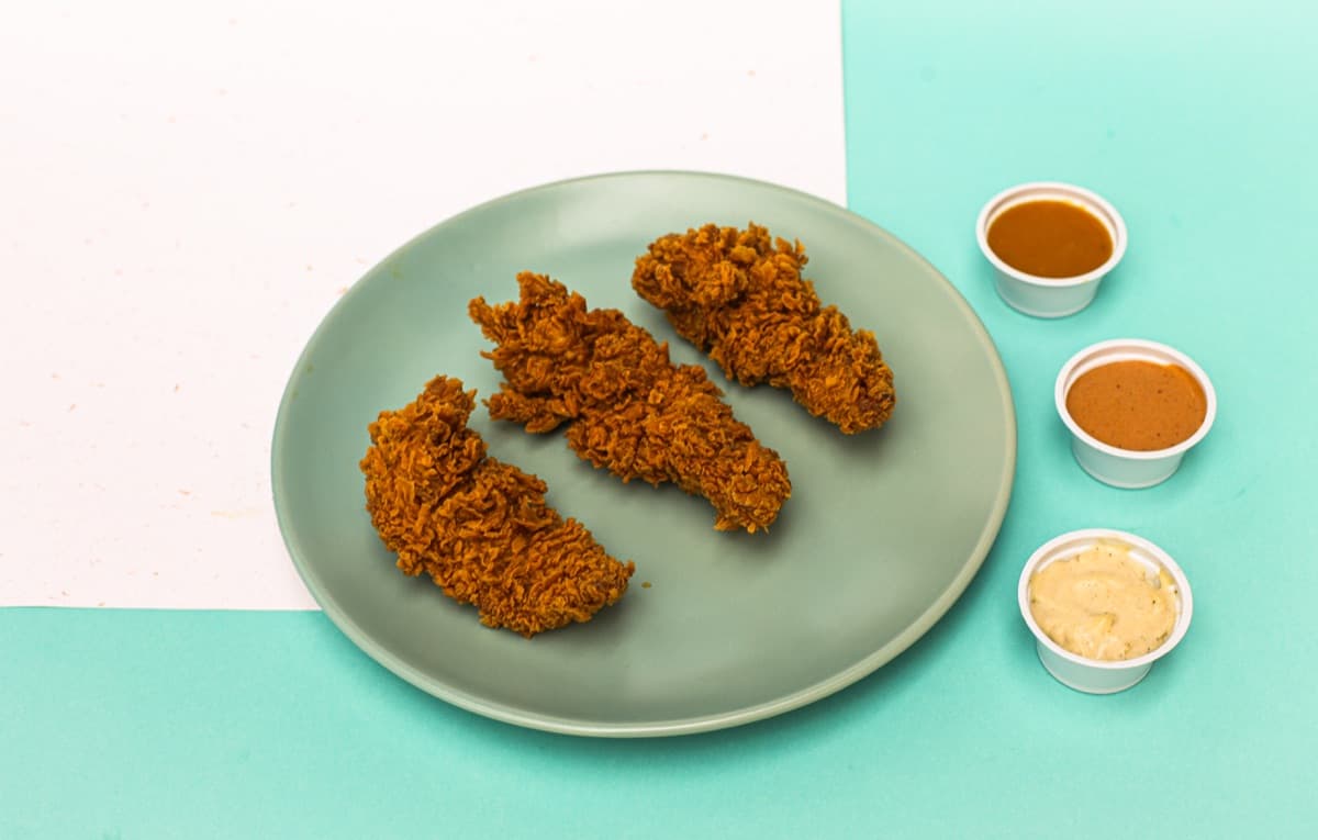 Tiras de frango frito servidas em um prato
